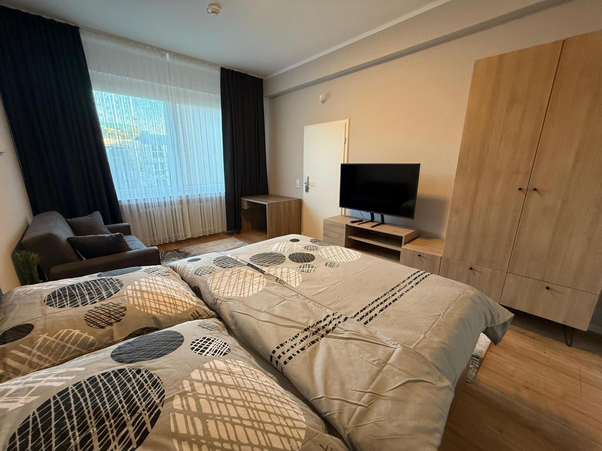 1 Mit 4 Schlafzimmer! Köln